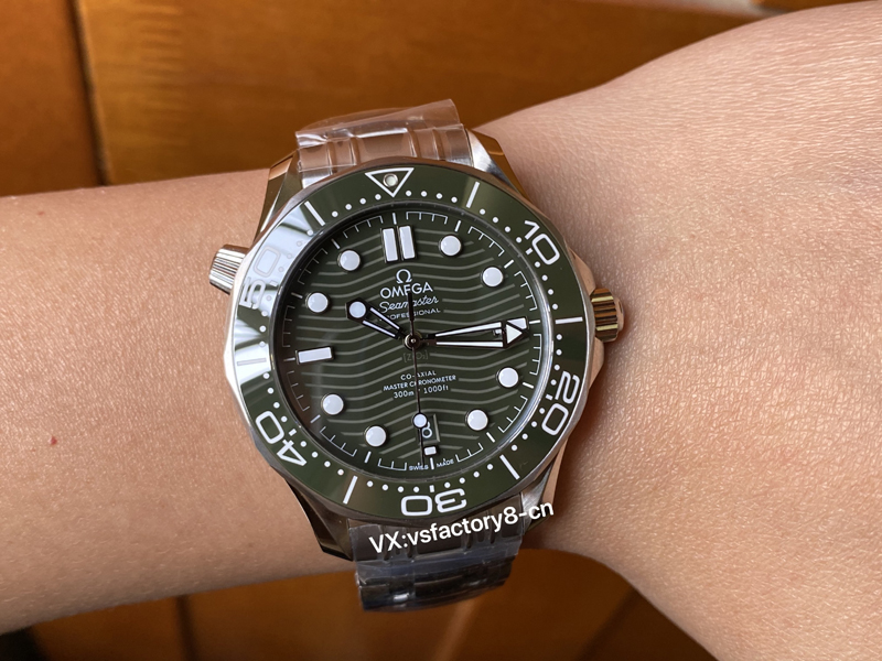 VS廠歐米茄綠色海馬300米復刻表細節做工還原的怎么樣，值不值得入手