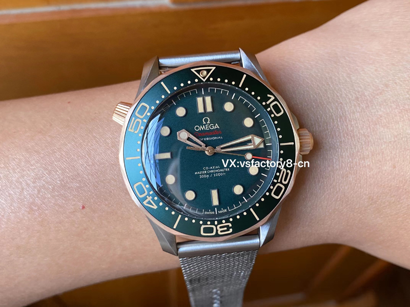 VS廠歐米茄復古無暇綠面鈦金屬海馬300米8806機值不值得入手，做工細節怎么樣