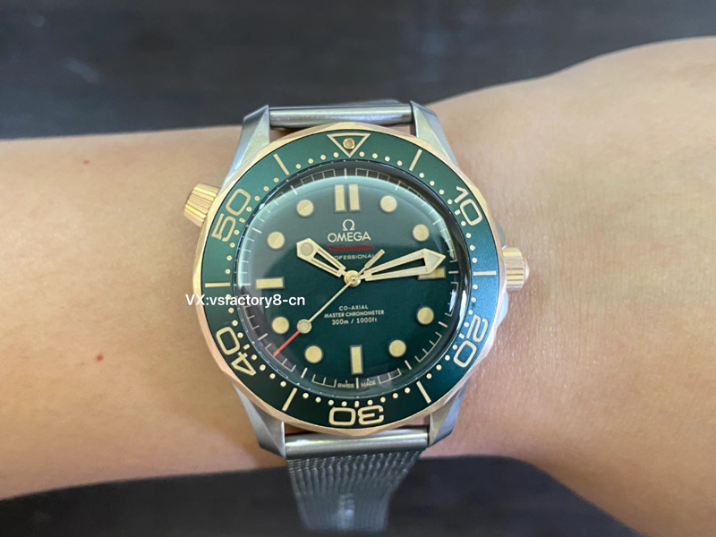 VS廠歐米茄新款復(fù)古綠金無暇海馬300米還原細(xì)節(jié)做工深度解讀