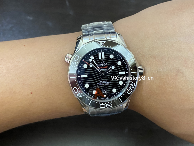 VS廠歐米茄黑面海馬300米丹東8800一體機芯細節做工深度解讀