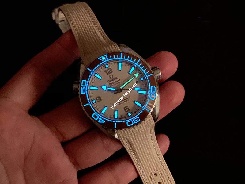 歐米茄沙丘色海馬600米復(fù)刻表丹東8900機(jī)芯外觀細(xì)節(jié)做工復(fù)刻還原是最高版本嗎