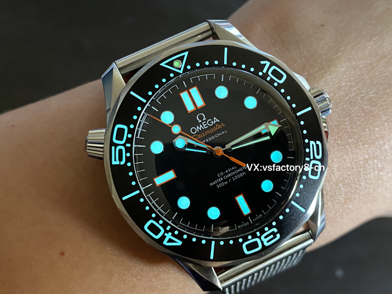 歐米茄無暇黑橙針海馬300米丹東8806機復刻表細節做工怎么樣